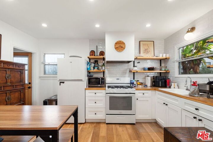 Property Photo:  5846 Willoughby Ave  CA 90038 