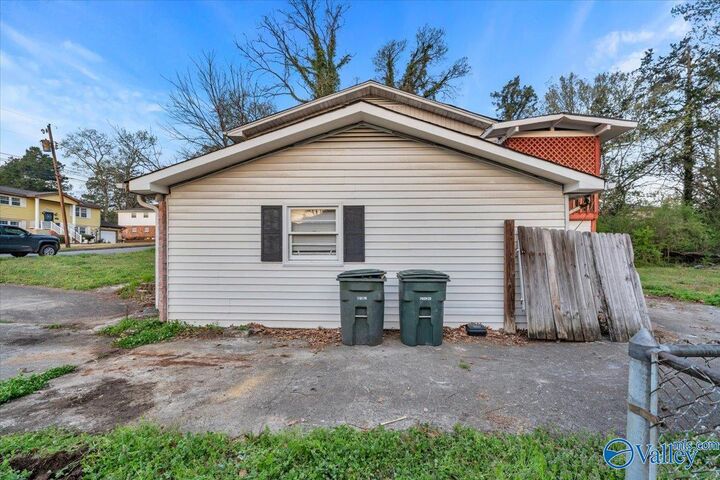 Property Photo: 2806 Hilltop Terrace NW AL 35810