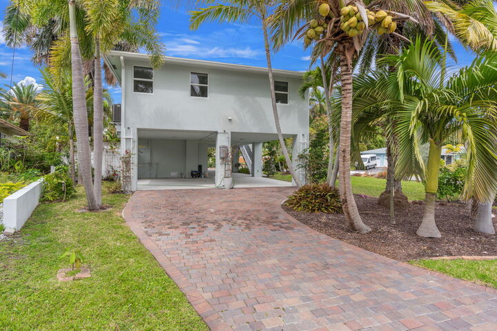 Property Photo:  2510 N Lake Dr Drive N  FL 33435 