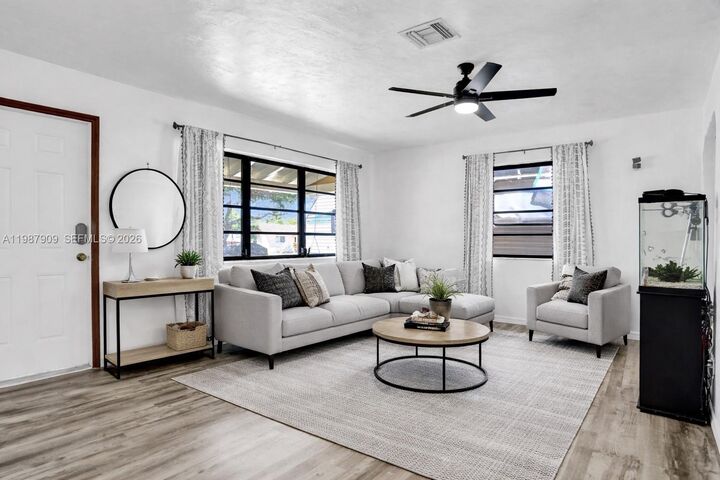 Property Photo: 1007 N 31st Rd FL 33021