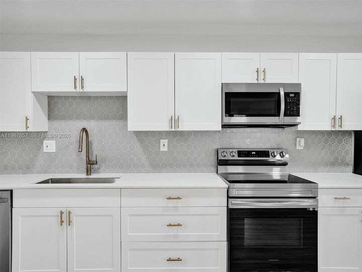 Property Photo:  932 Mandarin Isle 1  FL 33315 