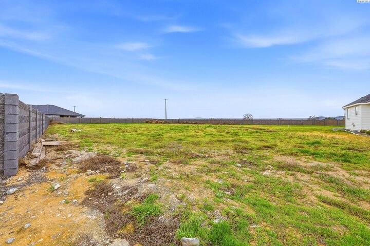 Property Photo: 12700 Blackfoot Dr WA 99301