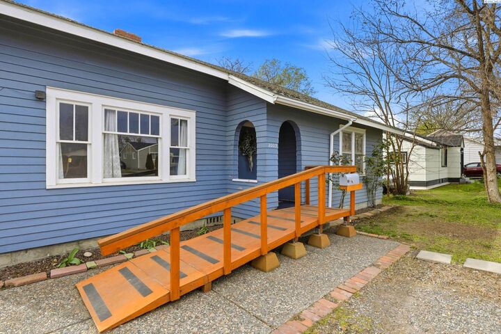 Property Photo:  2009 W 4th Avenue  WA 99336 