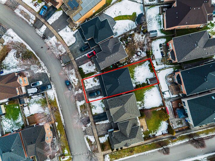 Property Photo:  37 Landsdown Crescent  ON L6E 1M6 