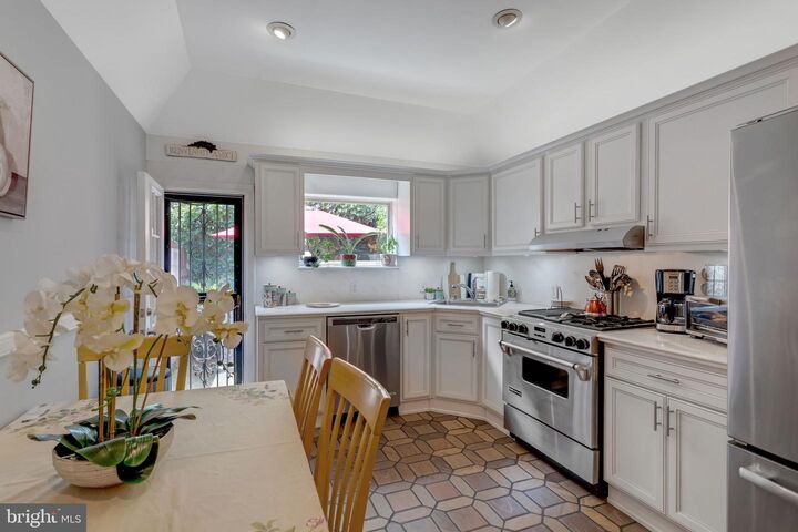 Property Photo: 610 Pine Street PA 19106