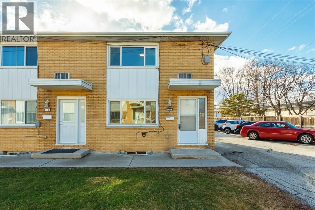 Property Photo: 816 Wellington Street 20 ON N7T 1J5