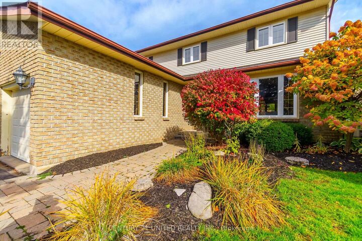 Photo de la propriété:  2112 Lorraine Drive  ON K9L 1X4 