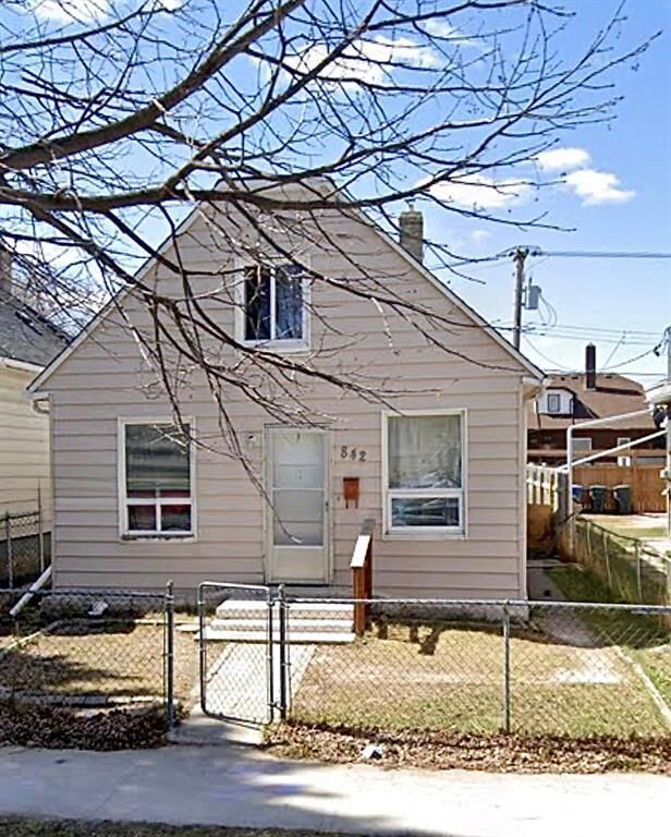 Property Photo:  842 Pritchard Avenue  MB R2X 0E9 