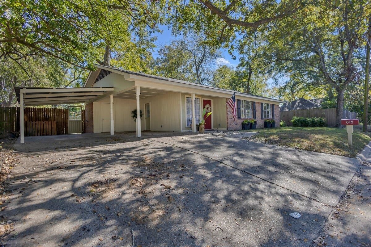 Property Photo:  815 N Bledsoe  TX 75644 