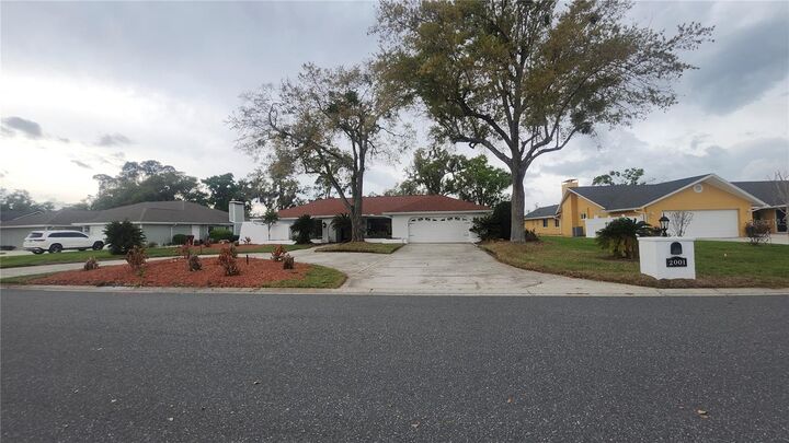 Property Photo:  2001 Country Club Court  FL 33566 