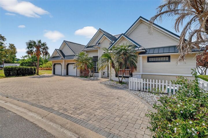 Property Photo:  1028 S Lake Mariam Drive  FL 33884 