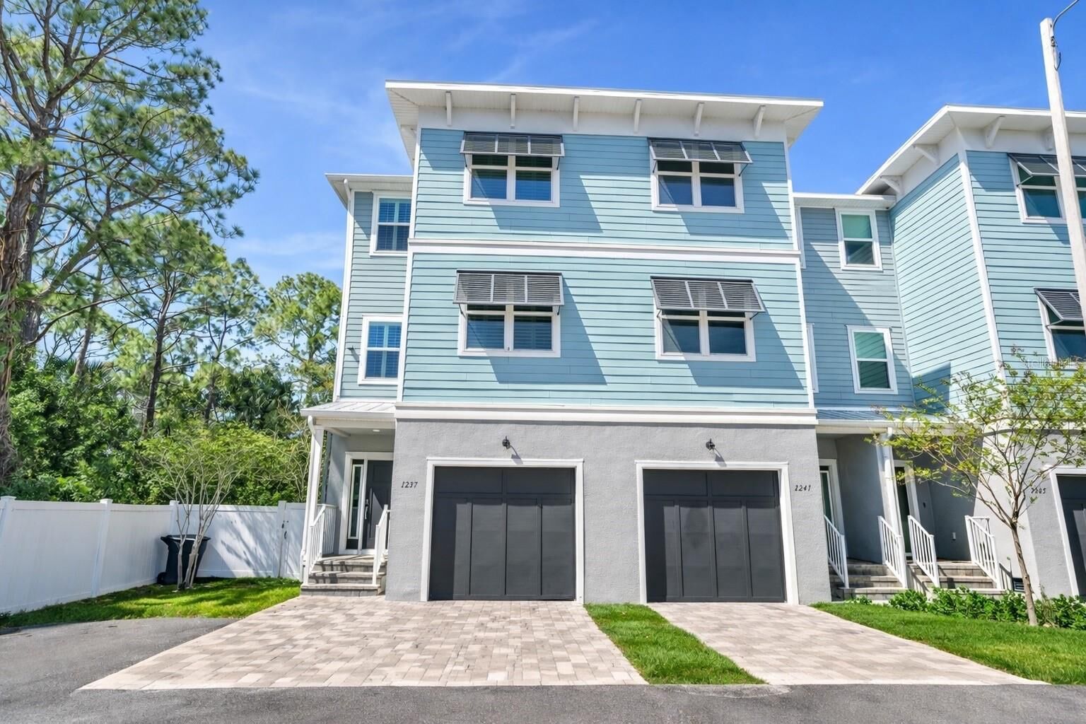 Property Photo:  1237 Savona Drive NE  FL 33702 