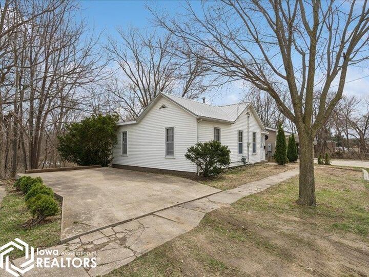 Property Photo:  320 N Plane Street N  IA 52601 