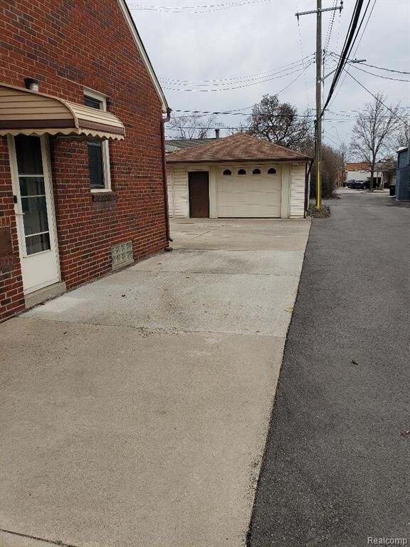 Property Photo:  15528 Regina Avenue  MI 48101 1917 