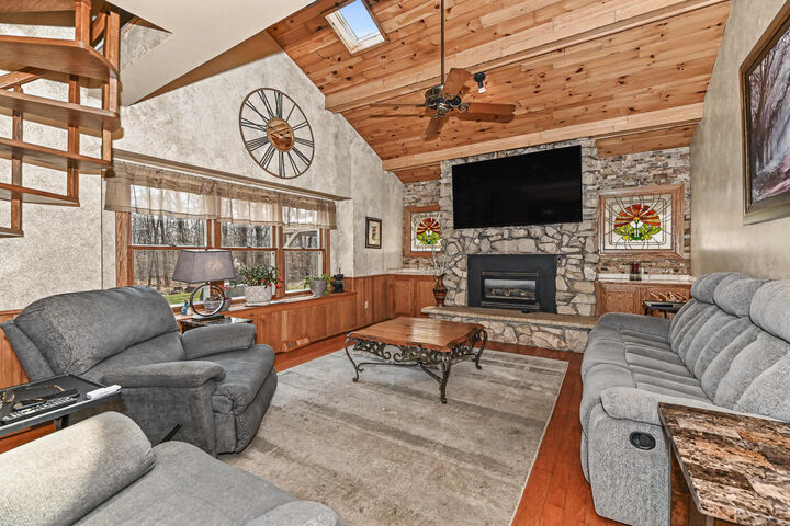 Property Photo:  S94w26995 Linden Ct  WI 53149 