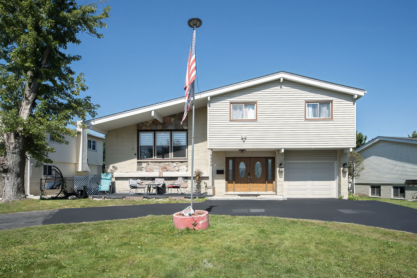 Property Photo: 9909 N Huber Lane IL 60714