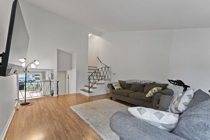 Property Photo: 381 N 4th Avenue B IL 60016