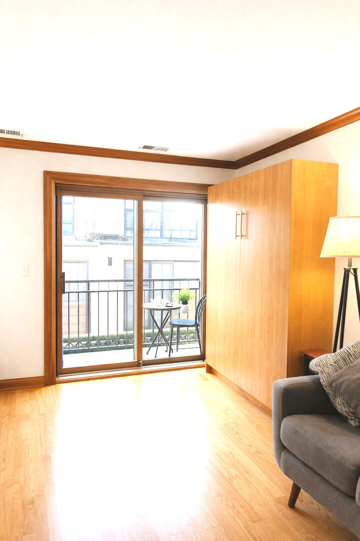 Property Photo:  512 W Barry Avenue 205  IL 60657 