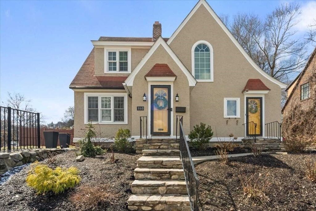 Property Photo:  860 Pleasant St  MA 01602 