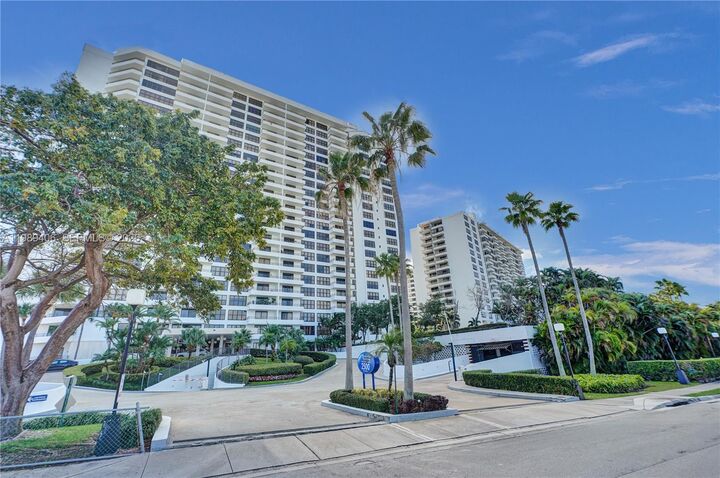 Property Photo: 2500 Parkview Dr 808 FL 33009