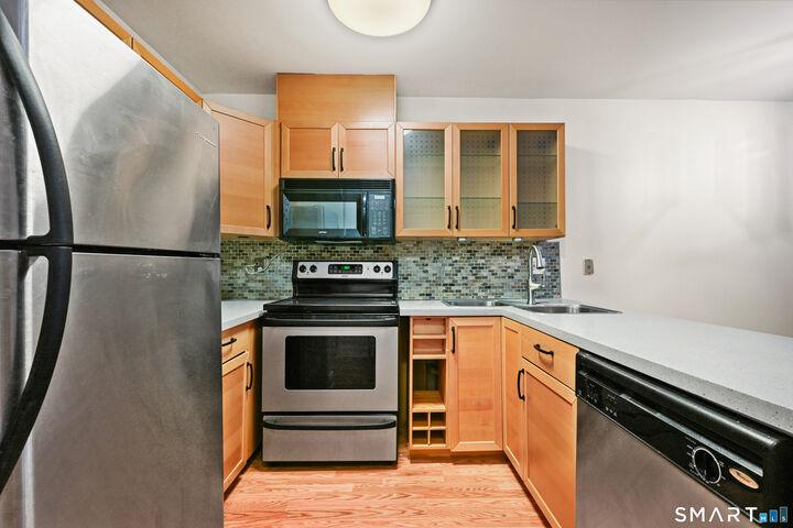Property Photo: 104 North Street 401 CT 06902