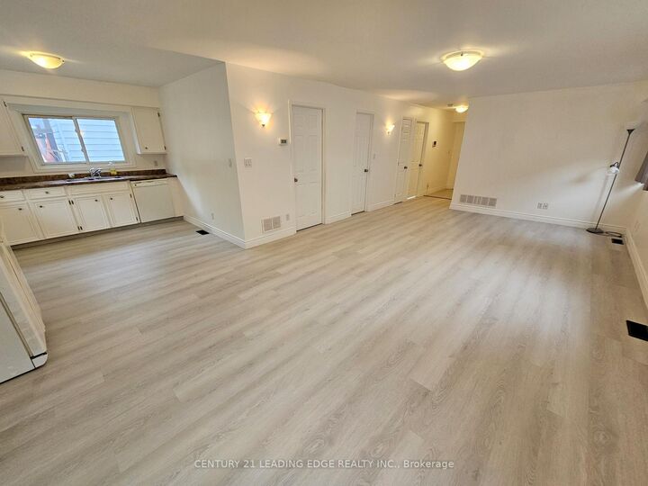 Property Photo:  261 Parkway Avenue  ON L4P 2W1 