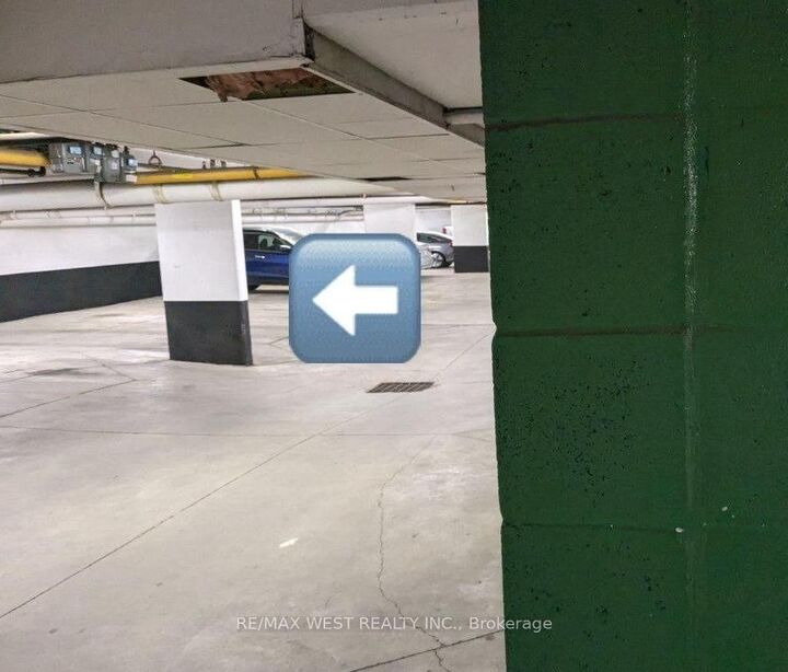 Property Photo: 20 Turntable (Pkg. Sp.) Crescent A-18 ON M6H 4K9