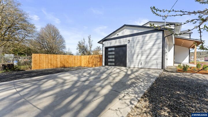 Property Photo: 141 NE D St OR 97396