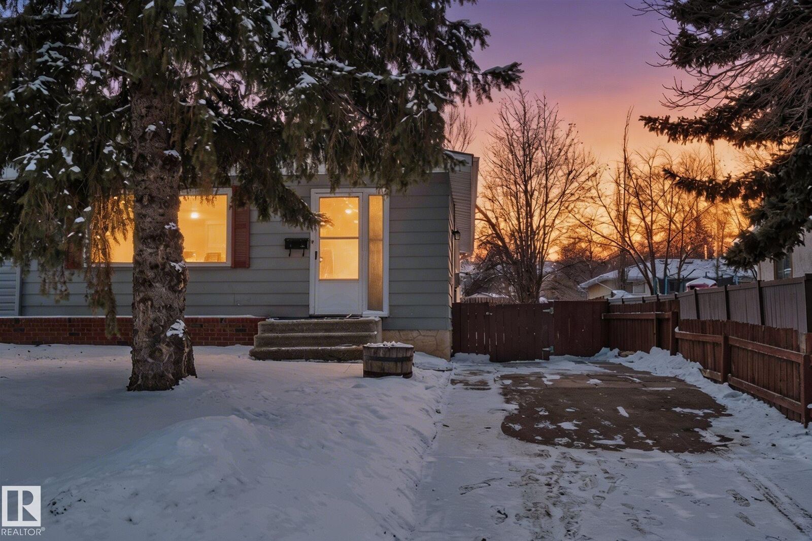Property Photo:  21 Fenwick Crescent  AB T8N 1W5 