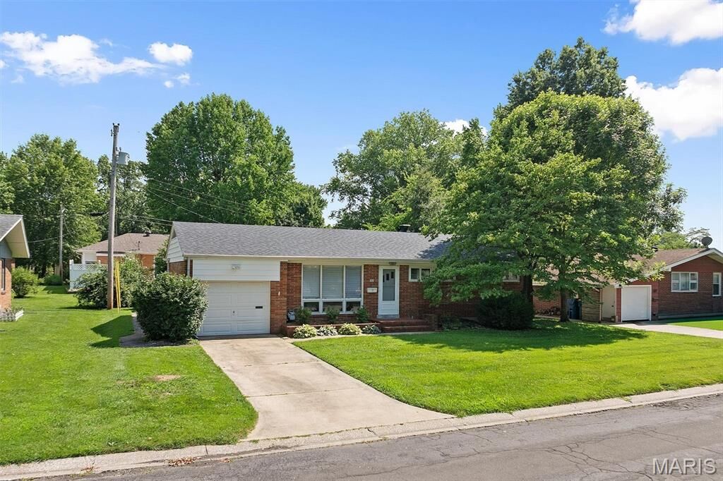 Property Photo: 628 Roanoke Drive IL 62025