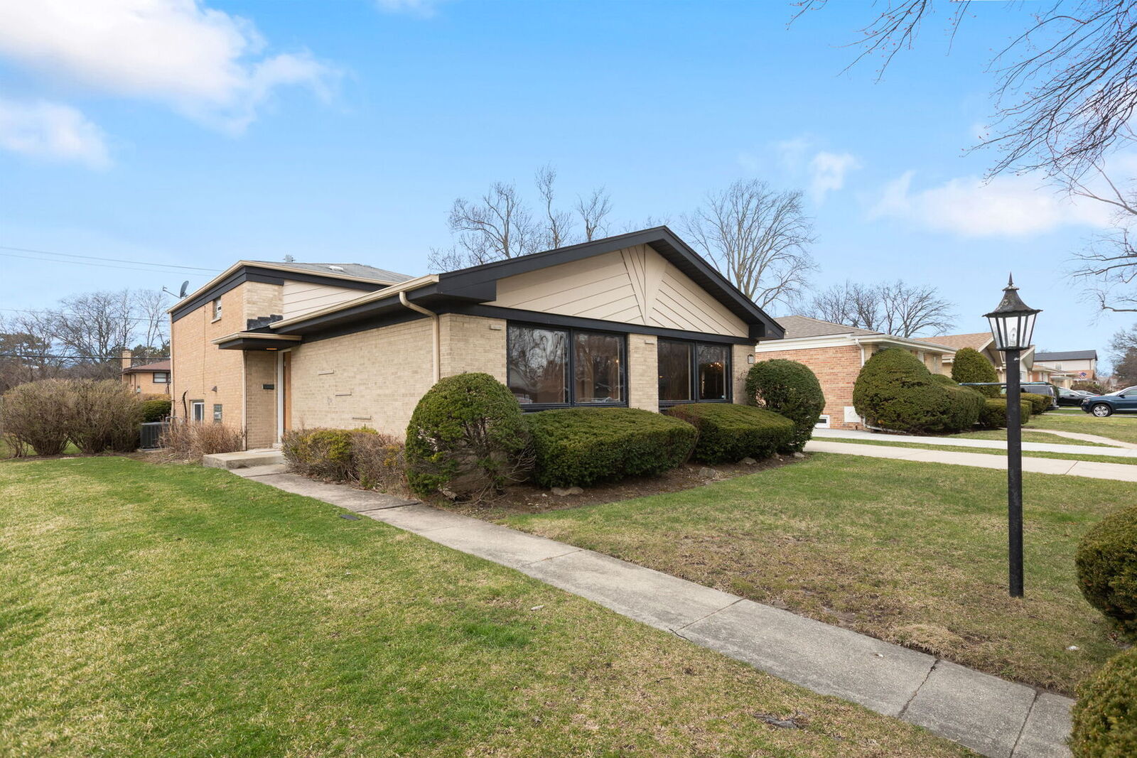 Property Photo:  601 Lavergne Avenue  IL 60091 