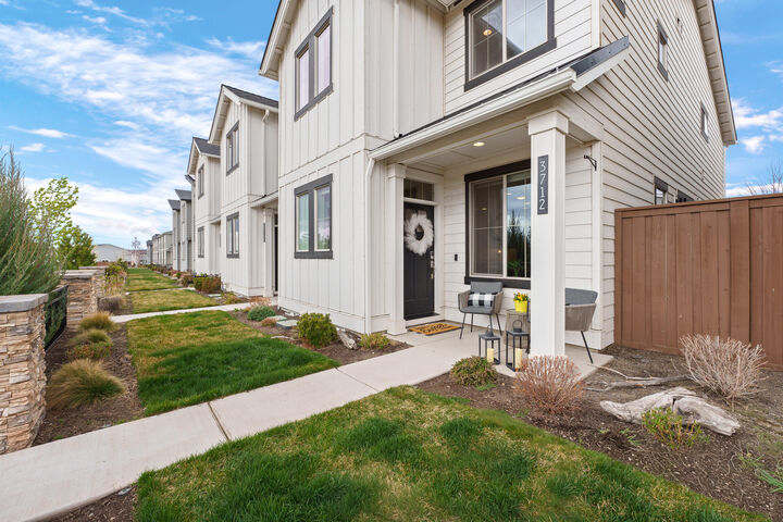 Property Photo: 3712 NE Petrosa Avenue OR 97701