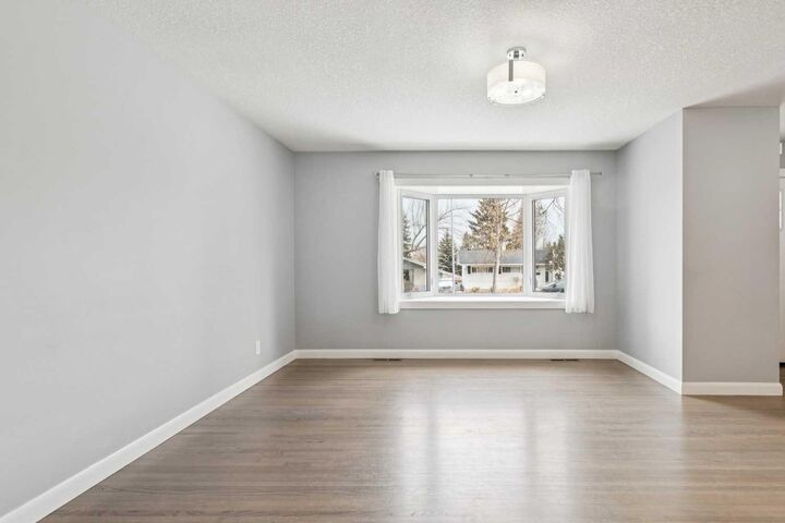Property Photo:  40 Henefer Road SW  AB T2V 3B4 