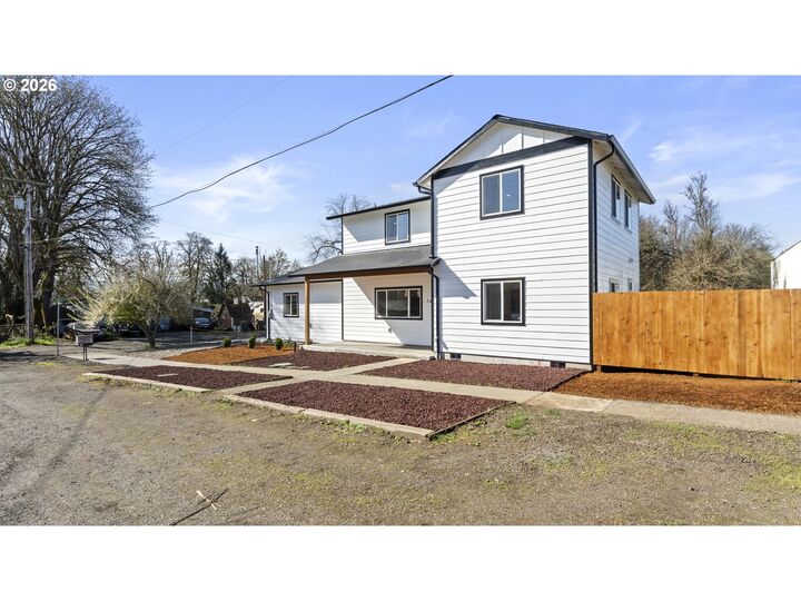 Property Photo: 141 NE D St OR 97396