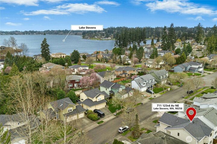 Property Photo:  711  123rd Avenue NE  WA 98258 