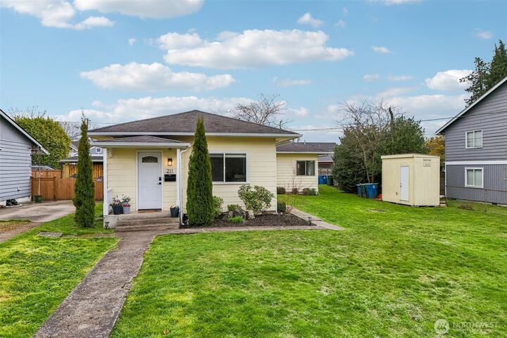 Property Photo:  211  Ave F 1 & 2  WA 98290 