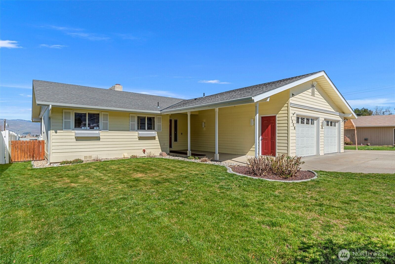 Property Photo: 1308 Seneca Avenue S WA 98801