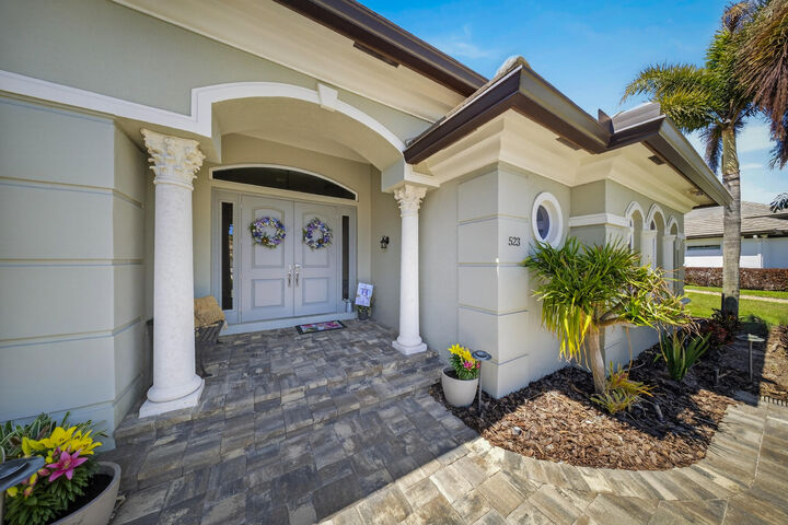 Property Photo:  523 SW Squire Johns Lane  FL 34990 