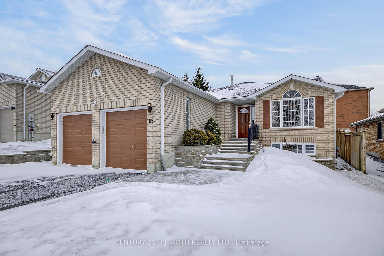 Property Photo:  115 Lion'S Gate Boulevard  ON L4M 7E5 