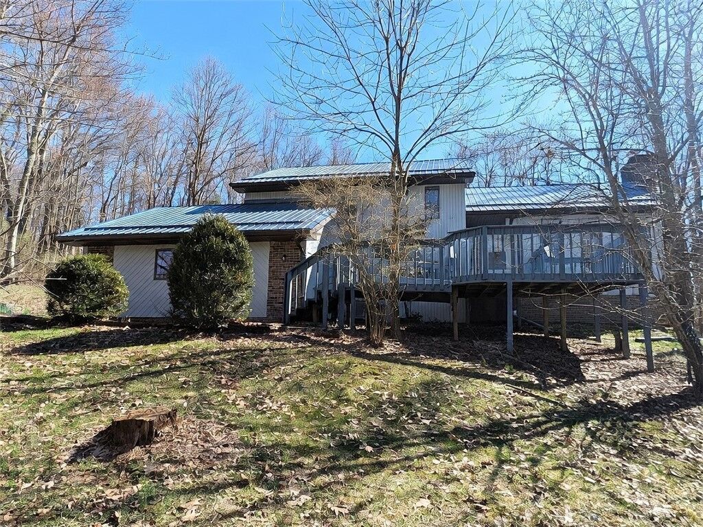 Property Photo:  218 Chestnut Ln  PA 15421 
