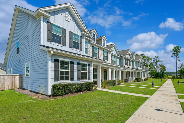 Property Photo:  401 Stoneleigh Lane  SC 29461 