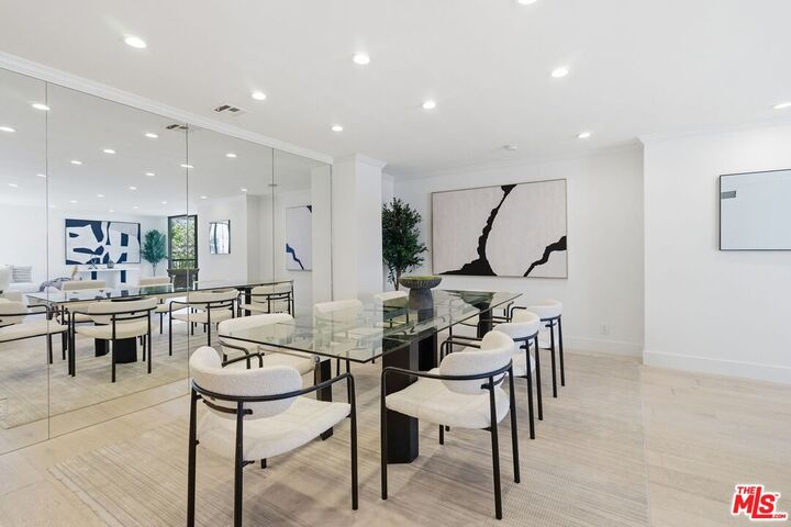 Property Photo:  150 N Almont Dr  CA 90211 