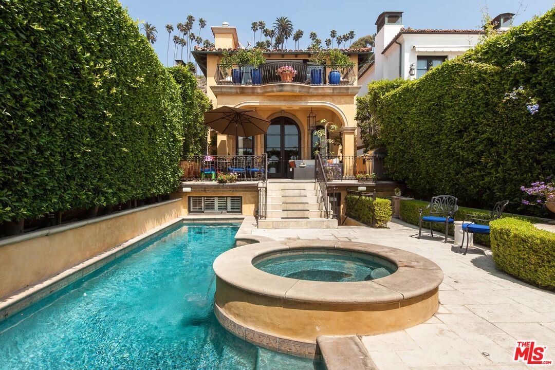 Property Photo:  703 Palisades Beach Rd  CA 90402 