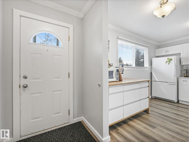 Property Photo:  1364 Lakewood Rd W NW  AB T6K 3P2 