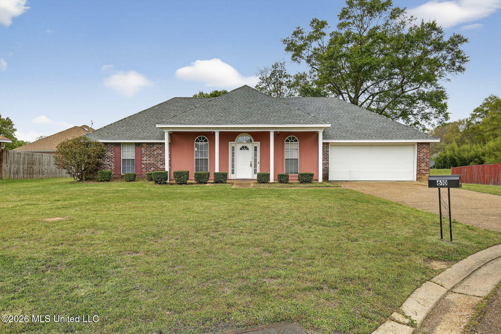 Property Photo:  610 Ridge Place  MS 39272 