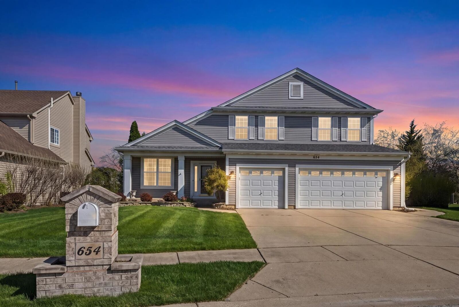 Property Photo: 654 Easton Lane IL 60007