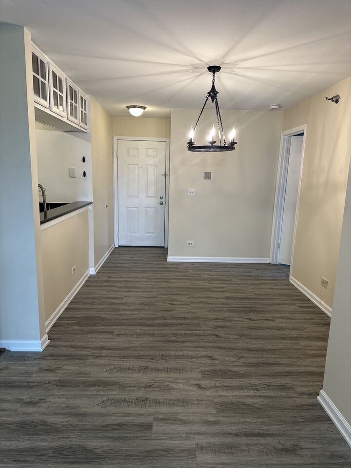 Property Photo:  214 Glengarry Drive 201  IL 60108 