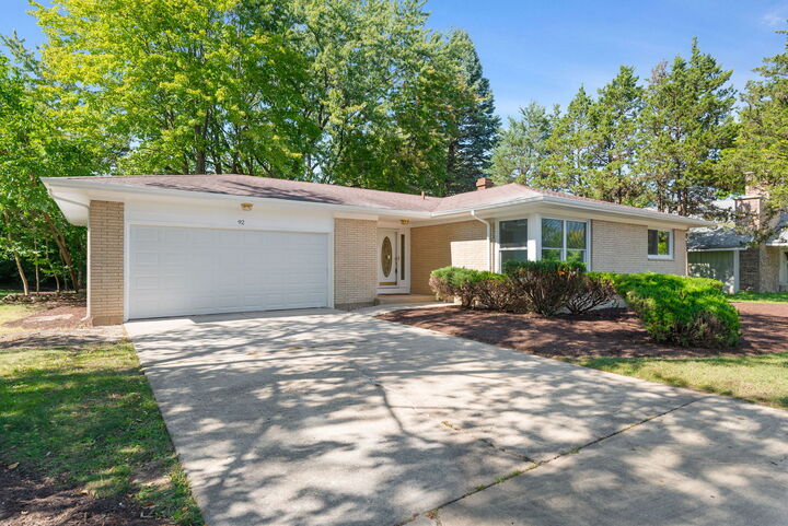 Property Photo:  92 N Airlite Street  IL 60123 