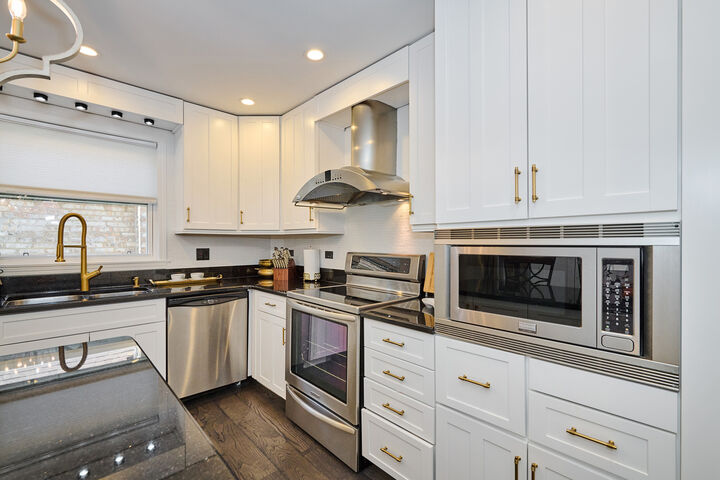 Property Photo:  4828 W Berwyn Avenue  IL 60630 