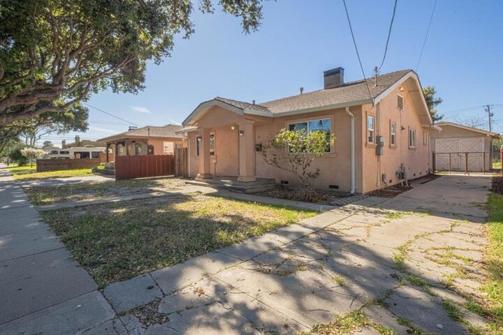 Property Photo:  40 Oak Street  CA 93901 